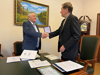 Вручение первому вице-президенту РСС В.А.Дедюхину отраслевых наград